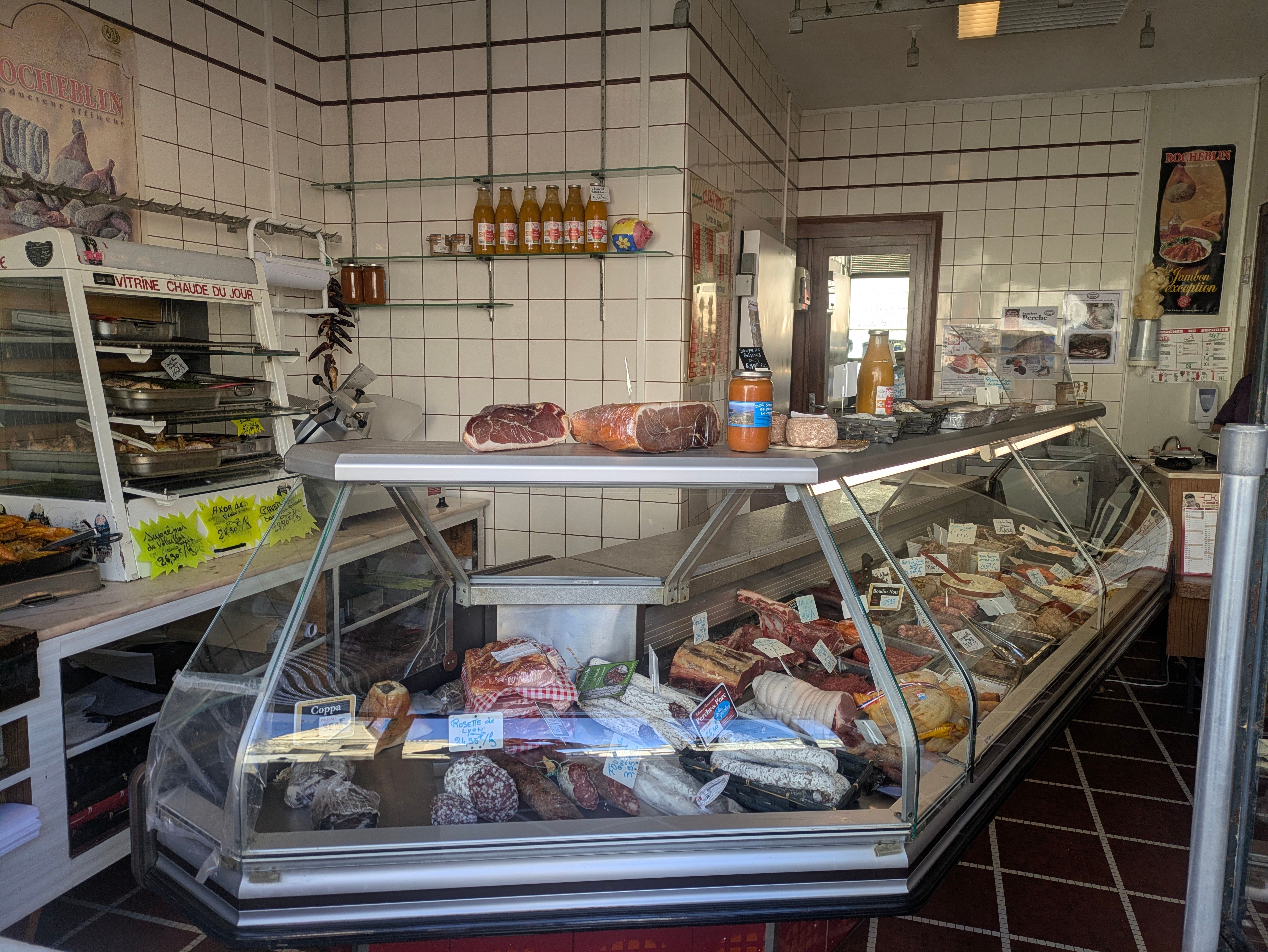 Vitrine de la charcuterie Lambert à Saint-Laurent-Médoc