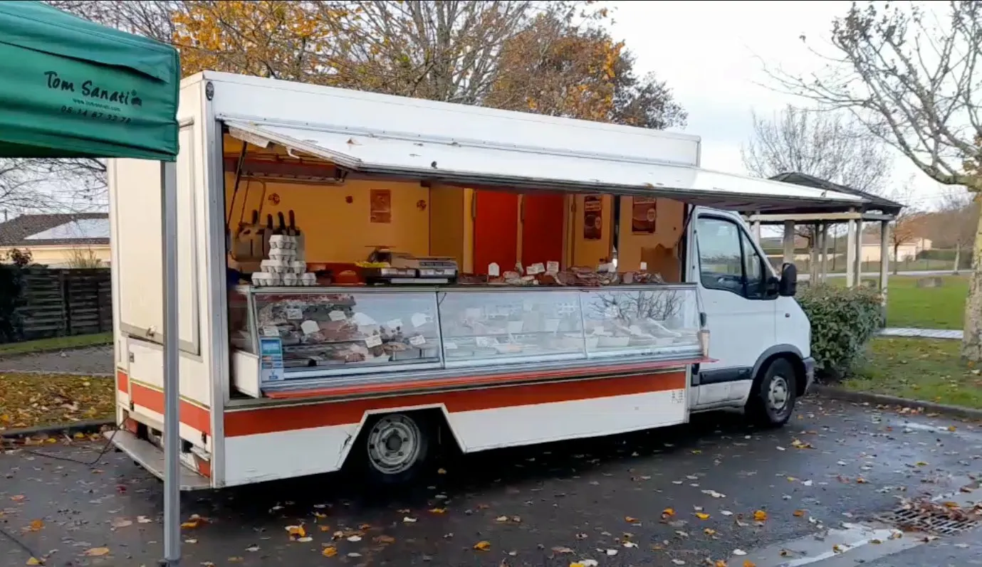 Le camion de la Charcuterie Campagnarde sur le marché